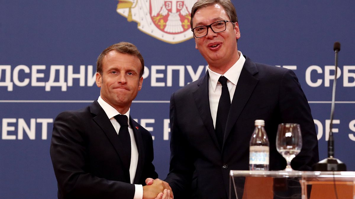 El presidente francés, Emmanuel Macron, y el presidente serbio, Aleksandar Vucic, se dan la mano tras una conferencia de prensa conjunta en el edificio del Palacio de Serbia