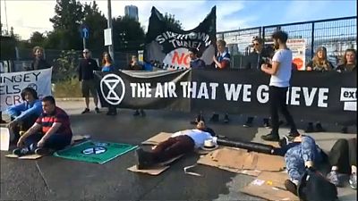 نشطاء مدافعون عن المناخ من جماعة (اكستنشن ريبيليون) يعطلون عمل شركة لندن كونكريت