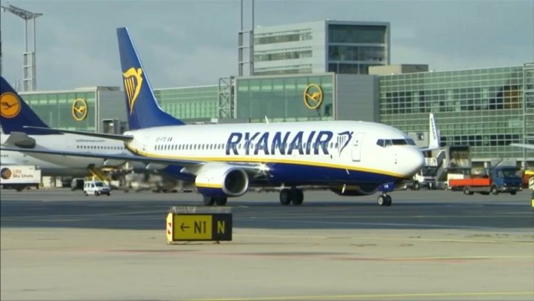 Ryanair anuncia recortes y cierres por el retraso en la entrega de los Boeing 737 Ryanair anuncia recortes y cierres por el retraso en la entrega de los Boeing 737