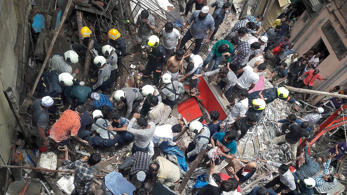 Hindistan'ın Mumbai kentinde bina çöktü
