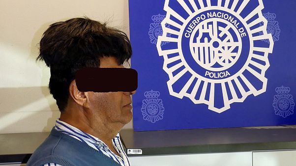 Βαρκελώνη: Έκρυβε μισό κιλό κοκαΐνης στο... περουκίνι του! Βαρκελώνη: Έκρυβε μισό κιλό κοκαΐνης στο... περουκίνι του!