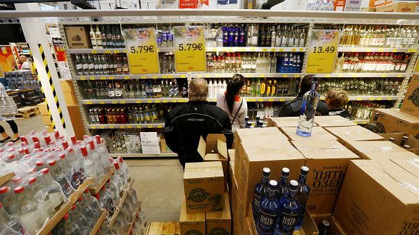Una tienda de alcohol en Ainazi, Letonia, el 4 de julio de 2019 - REUTERS/Ints Kalnins Una tienda de alcohol en Ainazi, Letonia, el 4 de julio de 2019 - REUTERS/Ints Kalnins