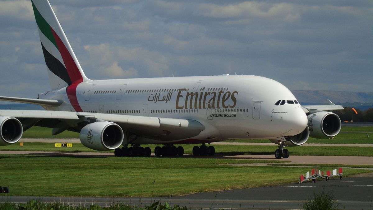 "طيران الإمارات" تتراجع عن قرار تعليق كافة رحلاتها وتبقي على 13 وجهة 
