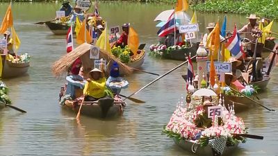 En Thaïlande, une procession bouddhiste se déroule au fil de l'eau