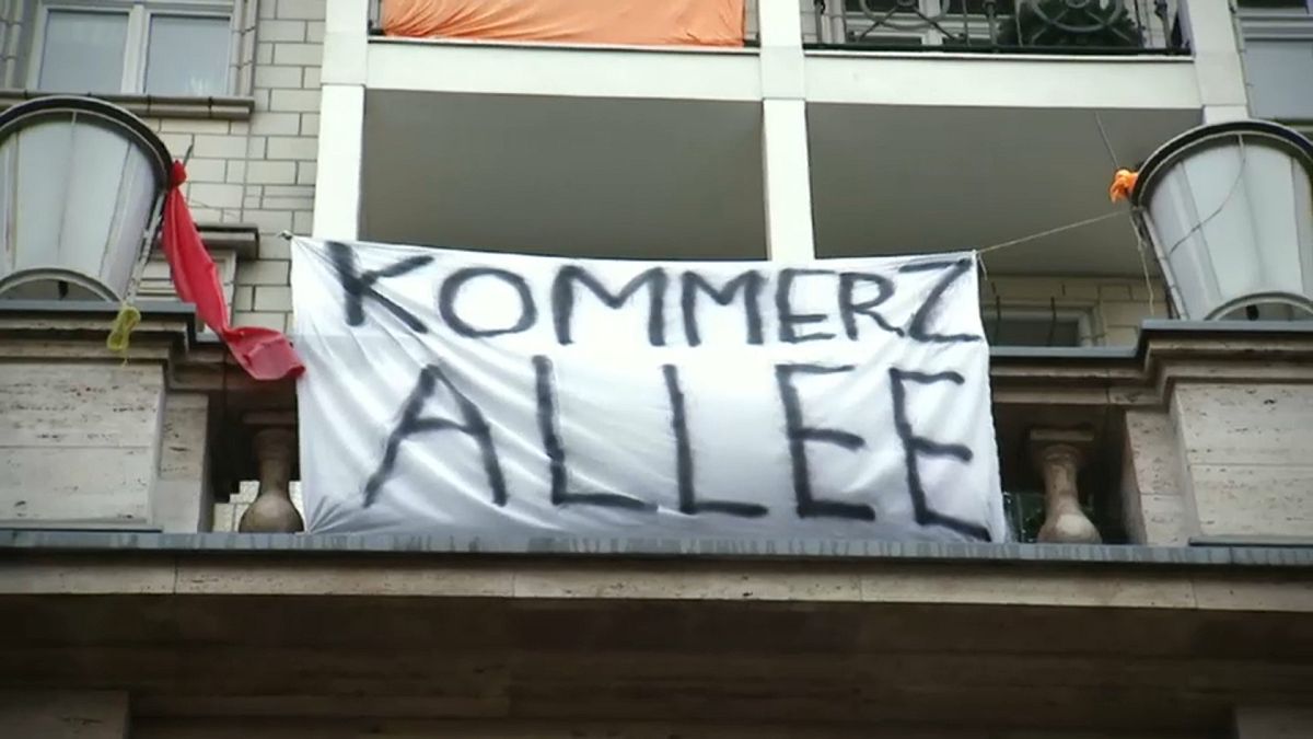 Mietpreisstreit: Berlin kauft Wohnungen in der Karl-Marx-Allee