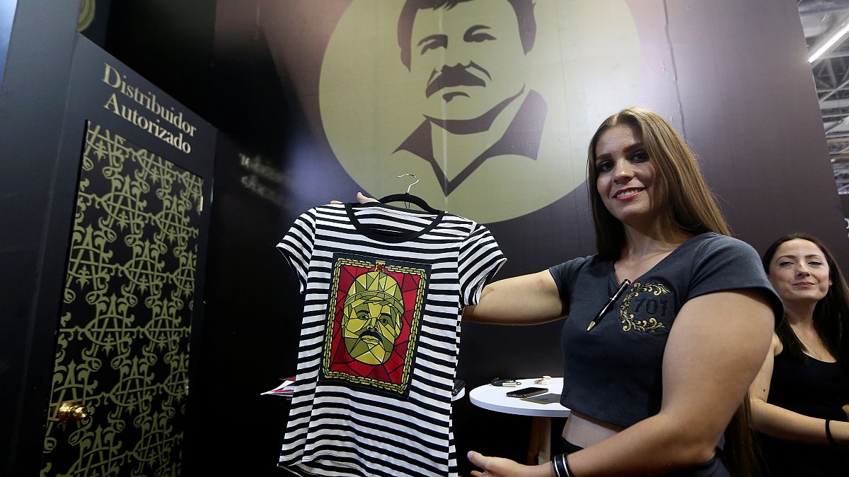 Eine Frau mit einem T-Shirt des Labels "El Chapo 701". Dieses gehört Guzmáns Tochter.