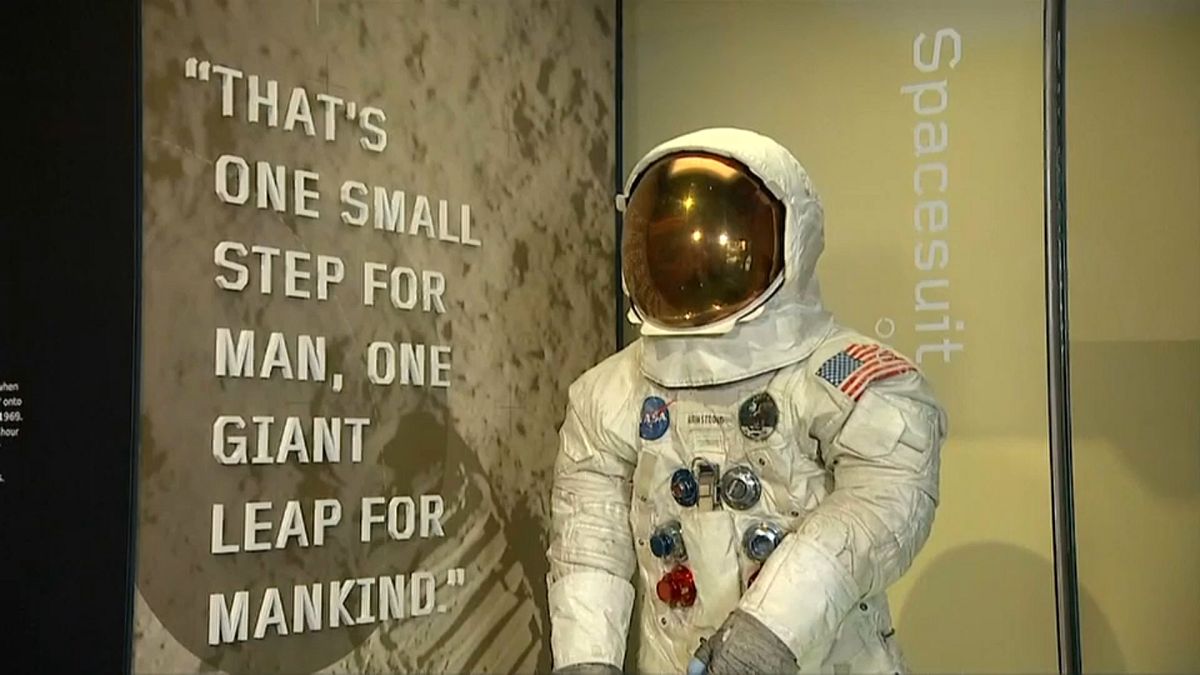 عرض بزة أرمسترونغ بمناسبة مرور 50 عاماً على رحلة أبولو 11 إلى القمر