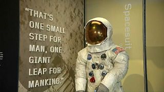 عرض بزة أرمسترونغ بمناسبة مرور 50 عاماً على رحلة أبولو 11 إلى القمر