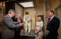Ay'a yolculuğun 50. yılı: Neil Armstrong'un uzay giysisi 13 yıl aradan sonra müzede