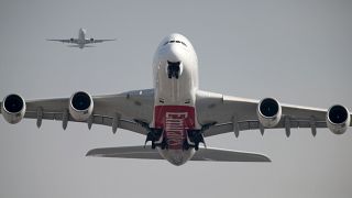 Symbolfoto: Startender A380 (vorn) und Boeing 737 (hinten)