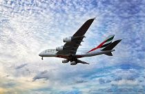 شاهد: فوضى على متن طائرة إماراتية متجهة من آوكلاند إلى دبي... والسبب ؟