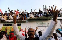 متظاهرون في شوارع الخرطوم يحتفلون بالاتفاق الموقع بين المجلس العسكري والمعارضة