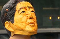 شاهد: "رئيس الوزراء الياباني" يتعرض للصفع والضرب في كوريا الجنوبية