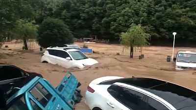 Autókat sodort el az árvíz Kína keleti partvidékén