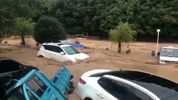 Autókat sodort el az árvíz Kína keleti partvidékén Autókat sodort el az árvíz Kína keleti partvidékén