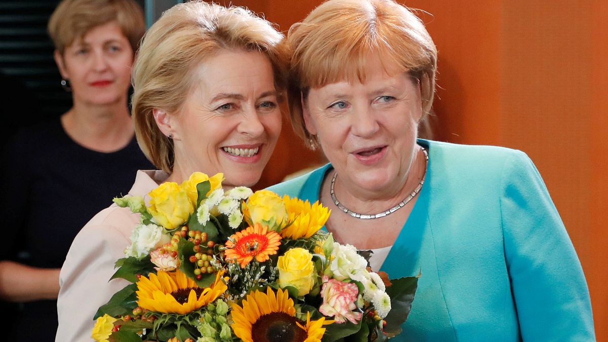 A leköszönő Ursula Von der Leyen ezzel a csokorral búcsúzott a szülinapos Merkeltől