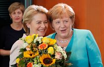 A leköszönő Ursula Von der Leyen ezzel a csokorral búcsúzott a szülinapos Merkeltől