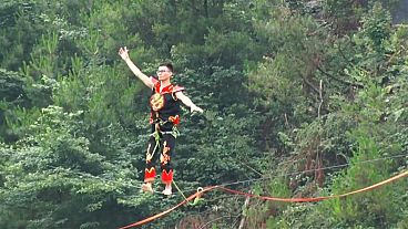 Jaw-dropping slackline show in southwest China wows audience