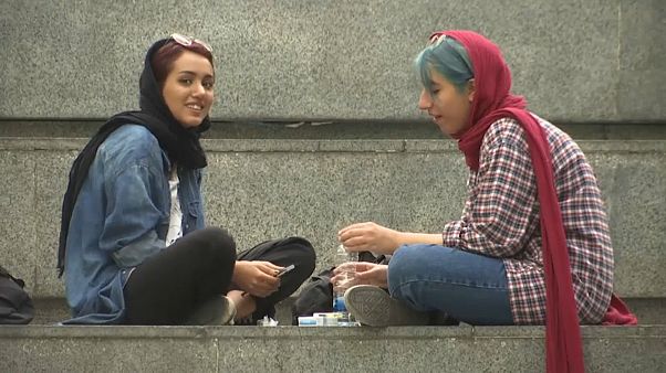 Nur 13 Prozent der Frauen im Iran wollen Tschador tragen Nur 13 Prozent der Frauen im Iran wollen Tschador tragen