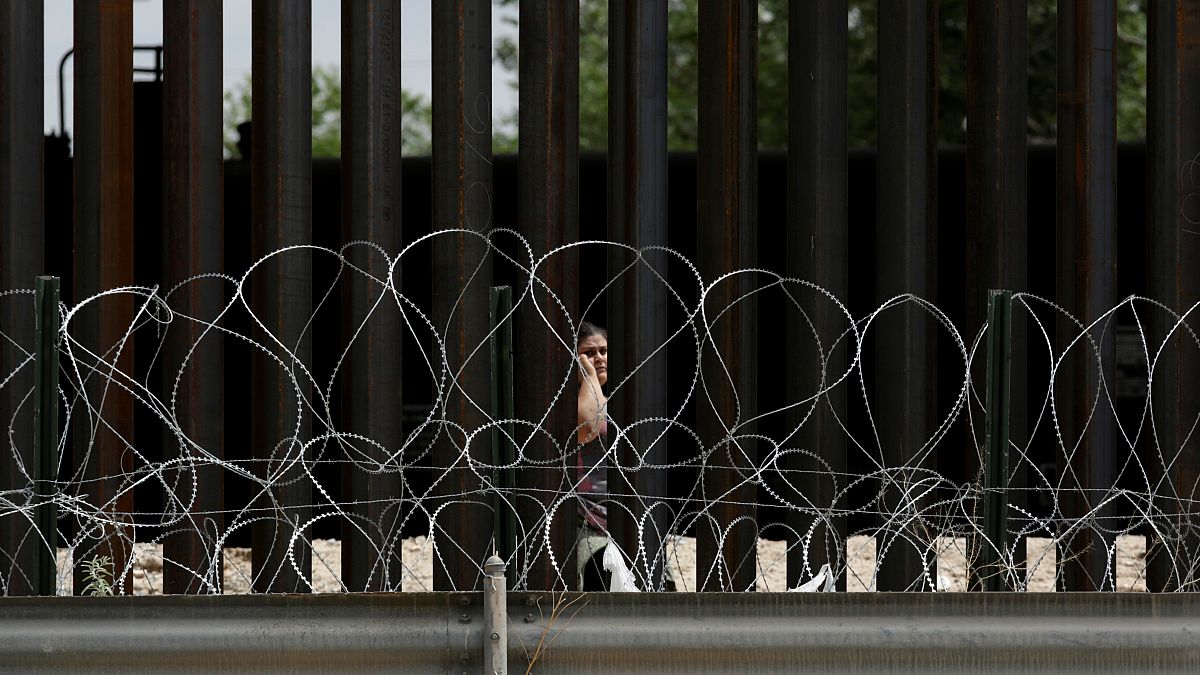 تخيير طفلة مهاجرة على الحدود الأمريكية بين والديها قبل ترحيل أحدهما