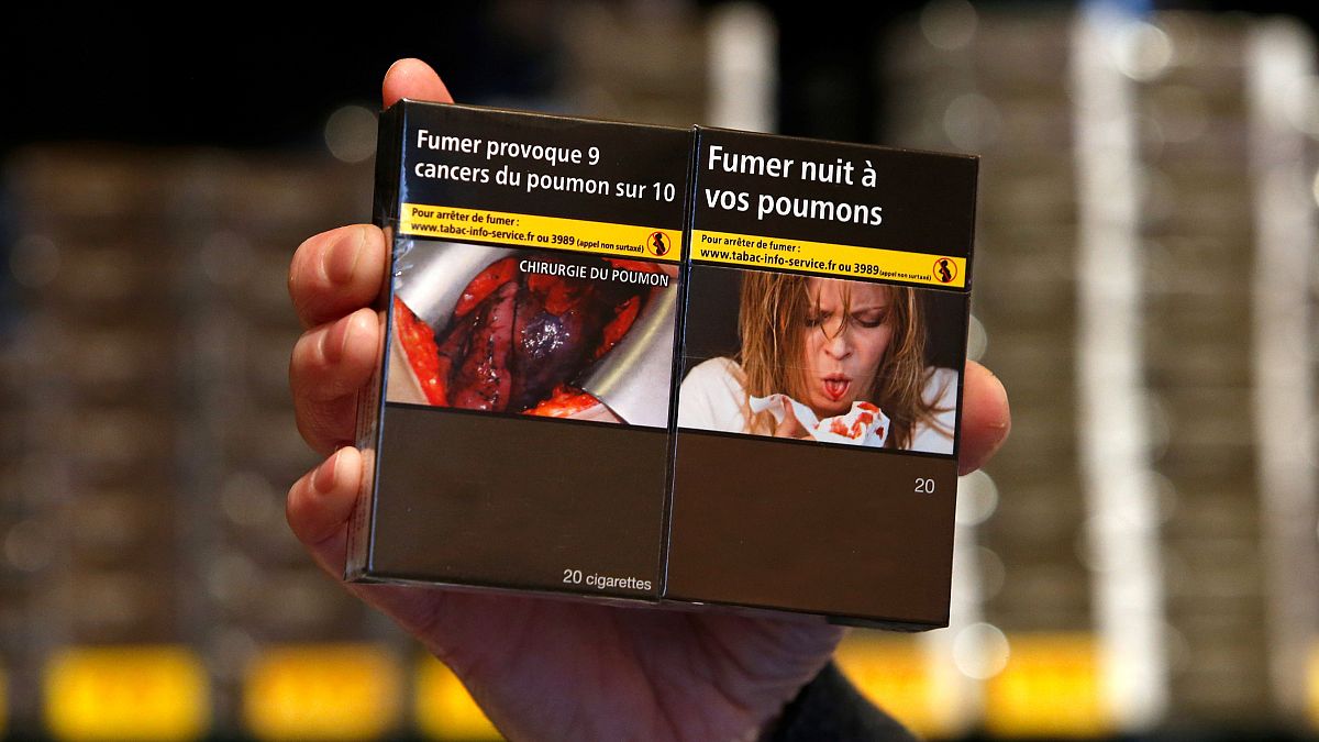 "Quello sui pacchetti di sigarette sono io/un parente". Ma è davvero così? Come funziona in Europa