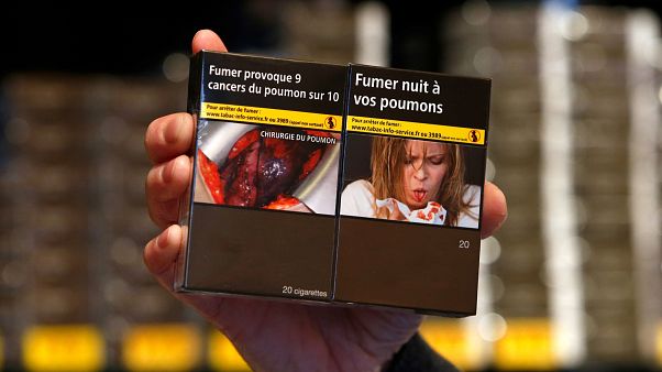 "Quello sui pacchetti di sigarette sono io/un parente". Ma è davvero così? Come funziona in Europa "Quello sui pacchetti di sigarette sono io/un parente". Ma è davvero così? Come funziona in Europa
