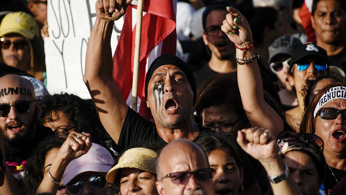Manifestantes cantan durante el cuarto día de protesta pidiendo la renuncia del gobernador Ricardo Rosselló en San Juan, Puerto Rico Julio 16, 2019.