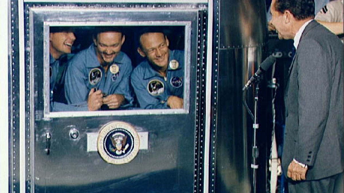 Recibimiento de Nixon a Armstrong, Aldrin y Collins, confinados en cuarentena. 