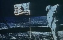 Neil Armstrong és az amerikai zászló a Holdon
