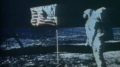 Neil Armstrong és az amerikai zászló a Holdon