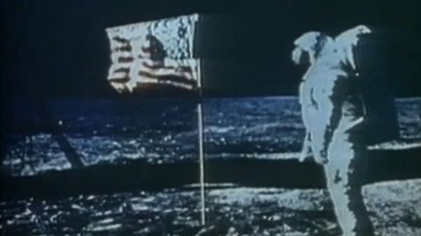 Neil Armstrong és az amerikai zászló a Holdon Neil Armstrong és az amerikai zászló a Holdon