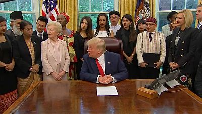 الرئيس الأمريكي دونالد ترامب يستقبل أشخاصا يمثلون ديانات ودول مختلفة في المكتب البيضاوي
