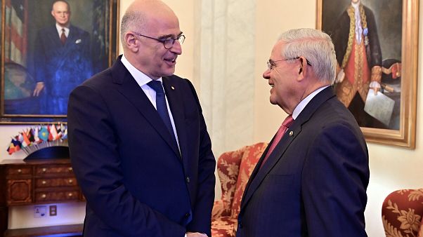 Ο υπουργός Εξωτερικών, Νίκος Δένδιας , συνομιλεί με τον Γερουσιαστή Ρόμπερτ Μενέντεζ, σε συνάντηση που είχαν, 2019, στην Ουάσιγκτον. Ο υπουργός Εξωτερικών, Νίκος Δένδιας , συνομιλεί με τον Γερουσιαστή Ρόμπερτ Μενέντεζ, σε συνάντηση που είχαν, 2019, στην Ουάσιγκτον.