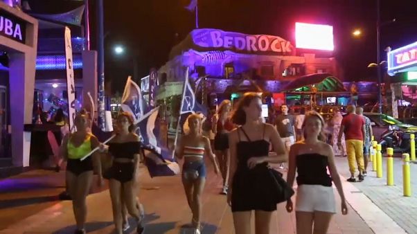 تمديد توقيف 12 إسرائيليا في قبرص في قضية اغتصاب بريطانية تمديد توقيف 12 إسرائيليا في قبرص في قضية اغتصاب بريطانية