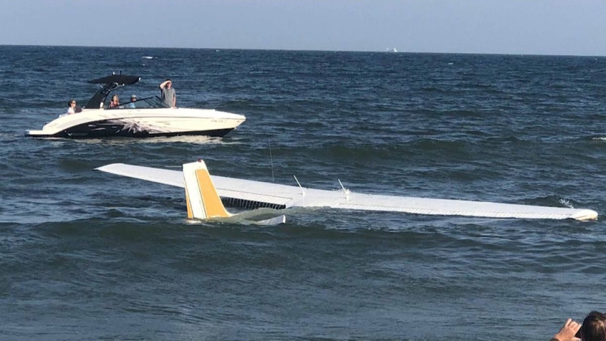 شاهد: هبوط إضطراي لطائرة صغيرة على شاطئ في ماريلاند