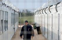 Ungheria, migrante incinta scortata da 17 guardie per una visita medica