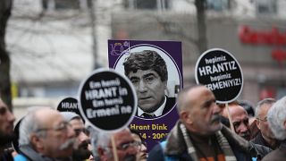 Люди держат плакаты на митинге по случаю 12-й годовщины смерти Гранта Динка (Стамбул, январь 2019 г.)