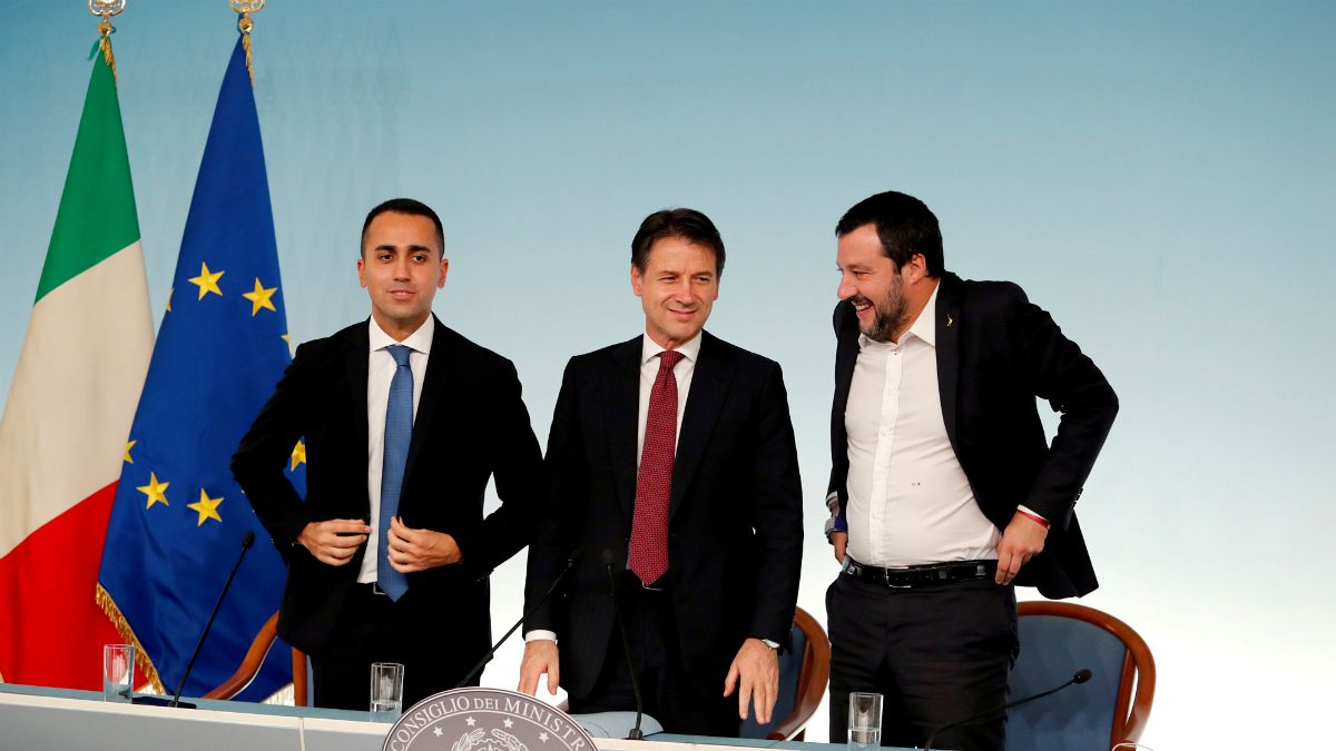 نخست وزیر ایتالیا به همراه دو معاونش سالوینی و دی مایو