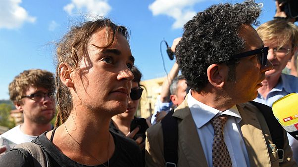 Carola Rackete, de 31 anos, à chegada ao tribunal de Agrigento com os advogados Carola Rackete, de 31 anos, à chegada ao tribunal de Agrigento com os advogados