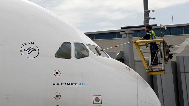 KLM provoca una polémica al pedir a las madres que se cubran para dar el pecho KLM provoca una polémica al pedir a las madres que se cubran para dar el pecho