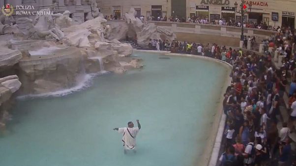 Entra nella Fontana di Trevi vestito da senatore romano: multa e daspo Entra nella Fontana di Trevi vestito da senatore romano: multa e daspo