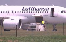  إجلاء ركاب طائرة لوفتهانزا بعد بلاغ من مجهول عن وجود قنبلة على متنها