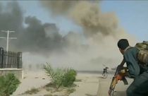 رويترز-جندي أفغاني يشتبك مع المسلحين بعد الإنفجار