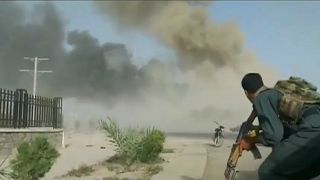 رويترز-جندي أفغاني يشتبك مع المسلحين بعد الإنفجار