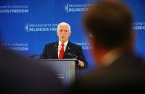 مايك بنس خلال مؤتمر صحفي في واشنطن