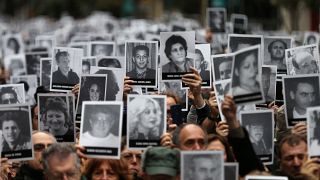 Sirenas y campanas evocan en Argentina a las 85 víctimas del atentado a la AMIA en 1994