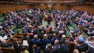Deputados britânicos rejeitam Brexit sem acordo
