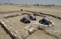 عاملون مسلمون بسلطة الآثار الإسرائيلية يصلون بمسجد اعتبر من أقدمها بالعالم اكتشف بصحراء النقب في الجنوب. تموز 2019