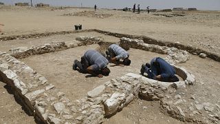 عاملون مسلمون بسلطة الآثار الإسرائيلية يصلون بمسجد اعتبر من أقدمها بالعالم اكتشف بصحراء النقب في الجنوب. تموز 2019