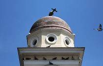 من آثار الزلزال في العاصمة اليونانية أثينا